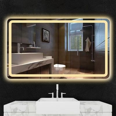 Moderne intelligente Spiegel mit hoher Helligkeit LED-Streifenleuchten beleuchtet und defoggen