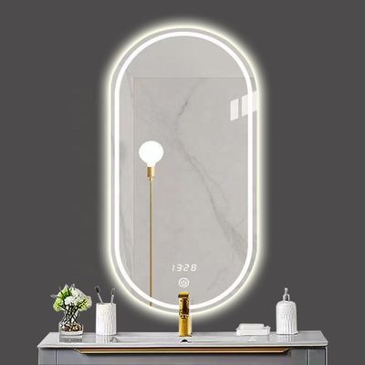 Smart LED-Badezimmer-Spiegel mit ovaler Badtoilette und leuchtenden Lichtern in Silber