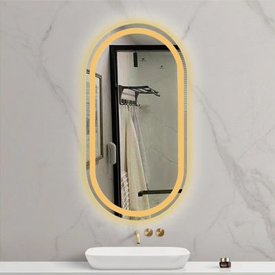 Smart LED-Badezimmer-Spiegel mit ovaler Badtoilette und leuchtenden Lichtern in Silber