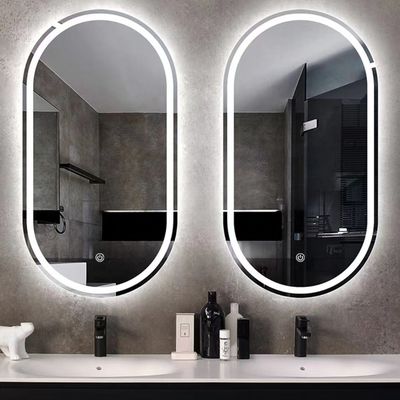 Smart LED-Badezimmer-Spiegel mit ovaler Badtoilette und leuchtenden Lichtern in Silber