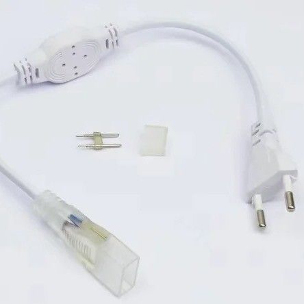 LED-Leuchte im modernen Design mit 12V/24V-Verbindungskabeln und einfacher Installation